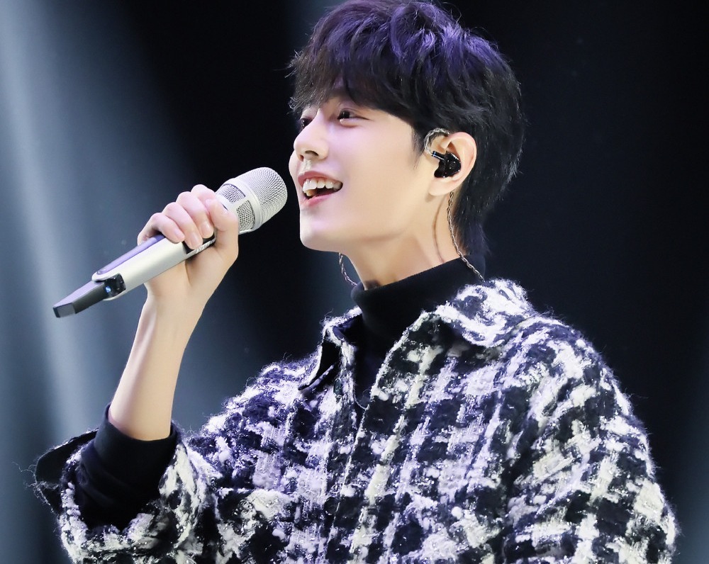 王一博犯路痴原地转圈无奈摊手太可爱,意外与肖战同台成亮点