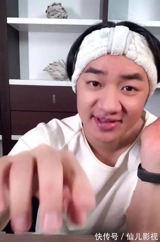 王祖藍做客霍啟剛節(jié)目，曝內(nèi)地廣告費可達30億，直播帶貨全球獨有