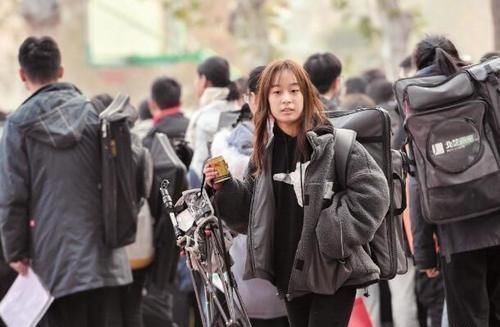 素描像&美术生画作大PK,肖战“素描像”惨败王一博?老师都看不下去了