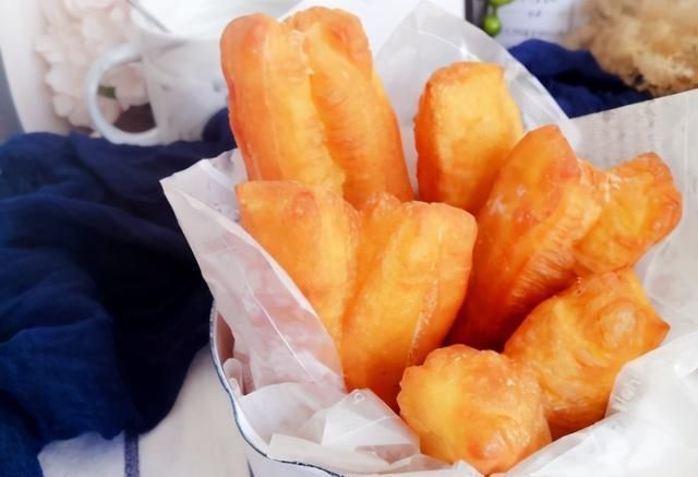 做法|炸油条传统做法,不放泡打粉也不加小苏打,油条个个香酥蓬松健康