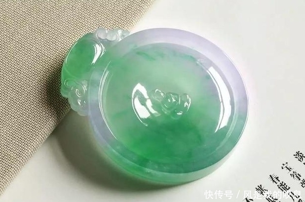 送出去|奇闻:送出去的一块翡翠废料,闺蜜拿去酱紫做,瞧到成品不淡定