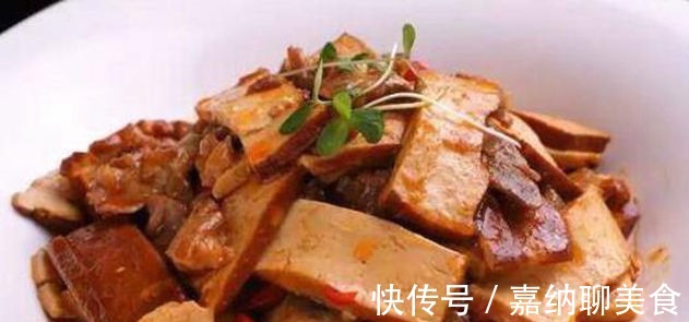 芹菜炒腊肉|美食推荐芹菜炒腊肉，剁椒炒蛋，红烧大虾，香干炒肉片的做法