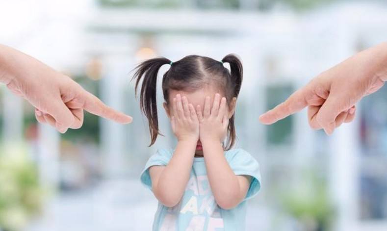 孩子|因为拿西瓜慢,五岁男孩给爷爷一巴掌,爸爸的做法让人解气