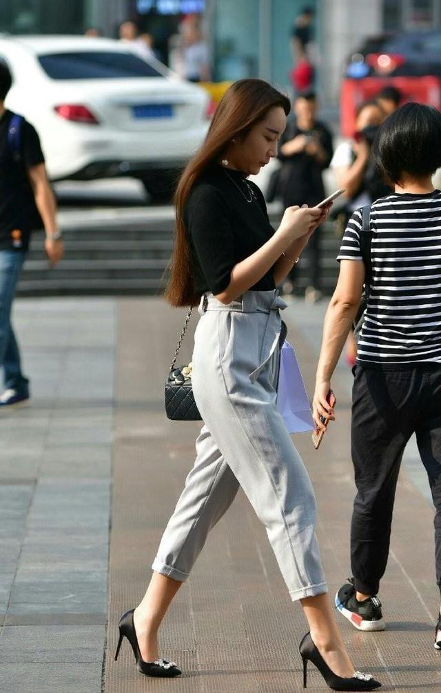 身穿|街拍:小姐姐身穿短款的黑色背心,清爽又气质