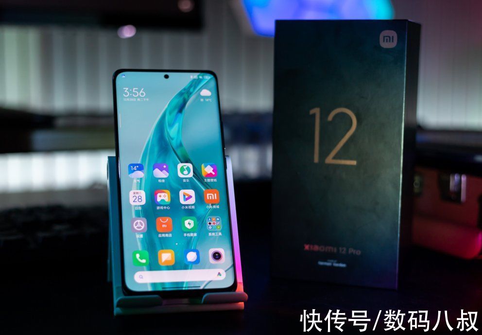 上手|XIAOMI 12 Pro 真机上手测评，不同纯参数卷体验，新一代旗舰异类