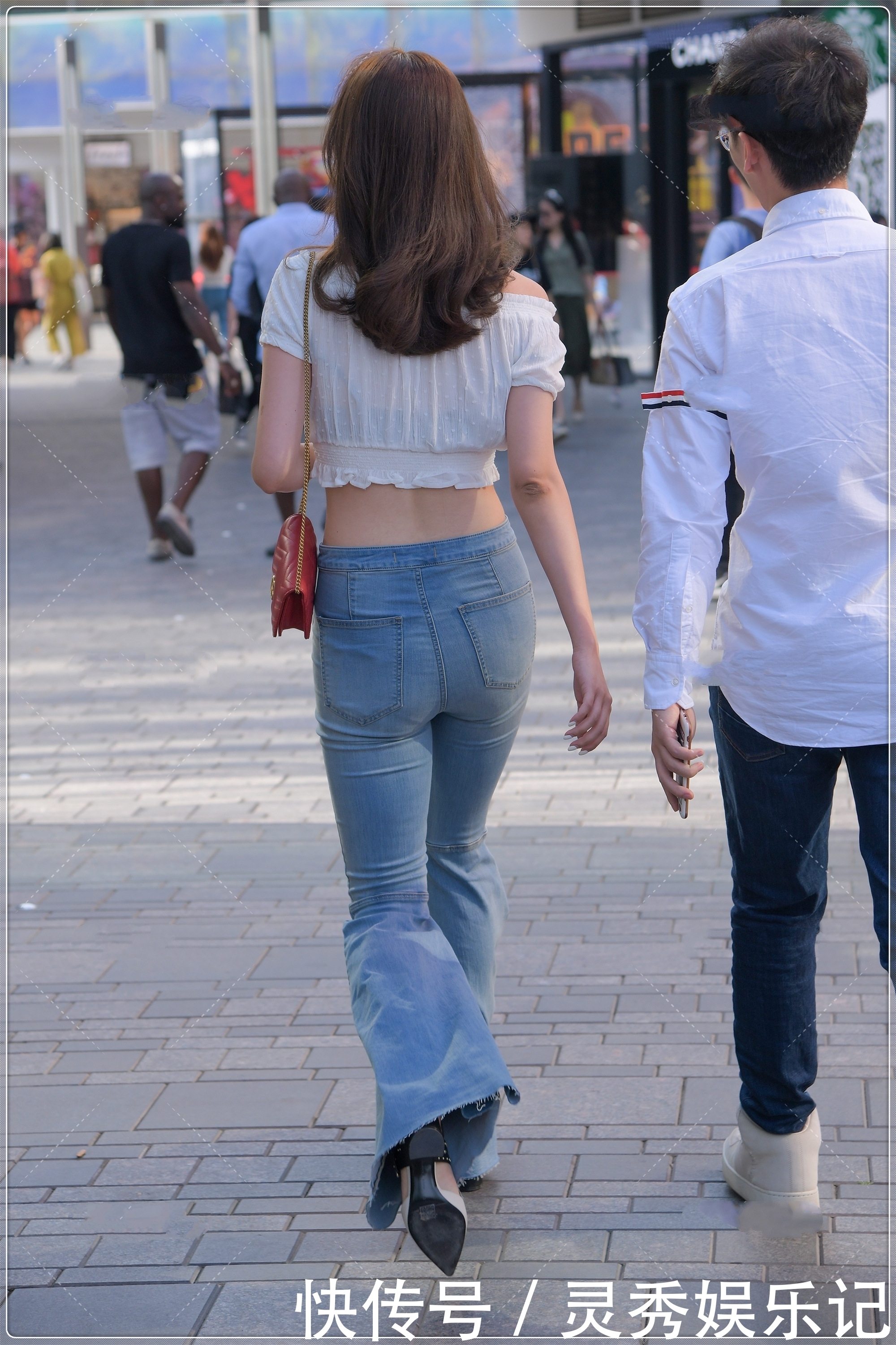 一字肩露脐装搭配牛仔喇叭裤，版型独特，时尚范十足