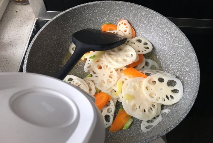 炒莲藕下锅就变黑,老厨师教你1招,加点它,莲藕白净还入味