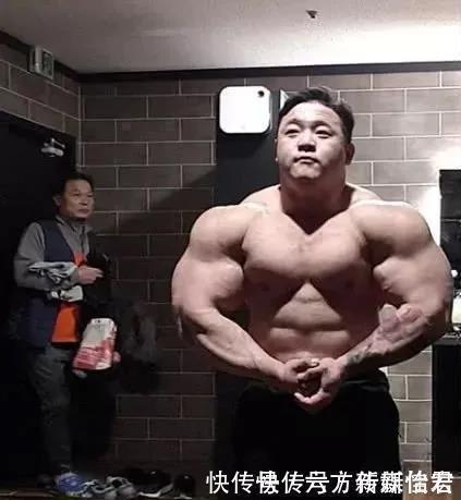现实版|220斤肌肉男只练上身，导致比例失常，上演现实版的“绿巨人”