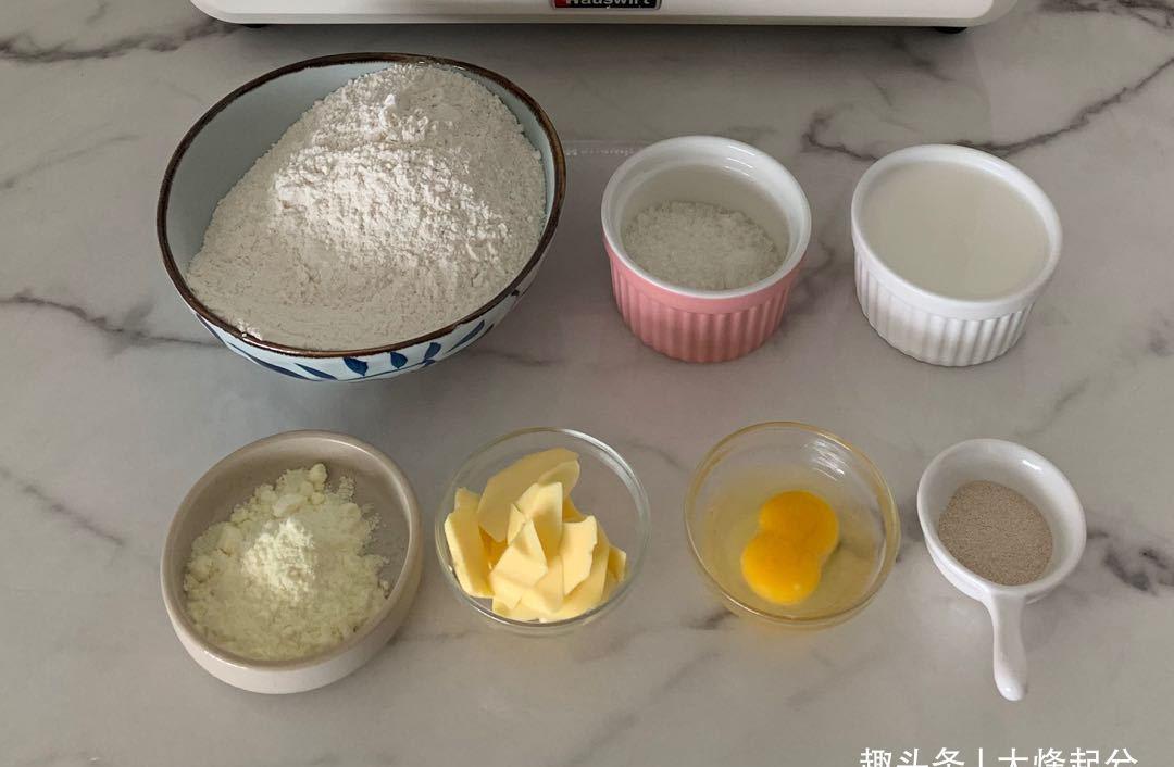 黄油25克|分享一款面包真独特,蒜香浓郁松软拉丝,吃一口就停不下来