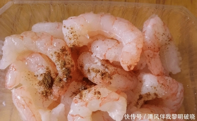 虾饼色黄，质软细腻，口味咸鲜，宜作宴会菜肴