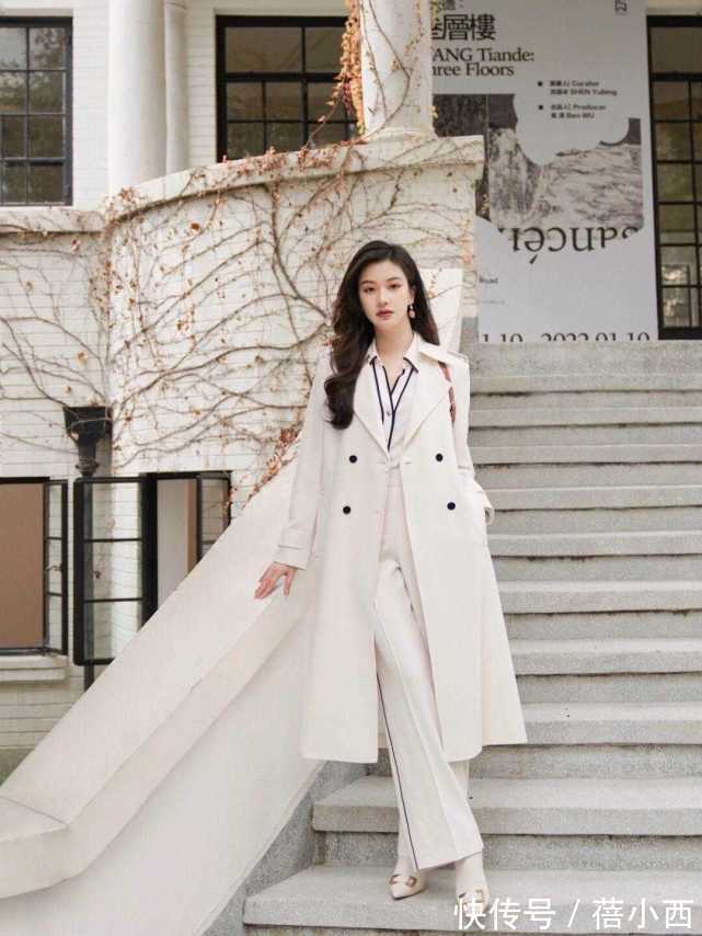 美眉 “小黑裤”out了!2022年最流行穿小白裤,学博主这样搭配很高级