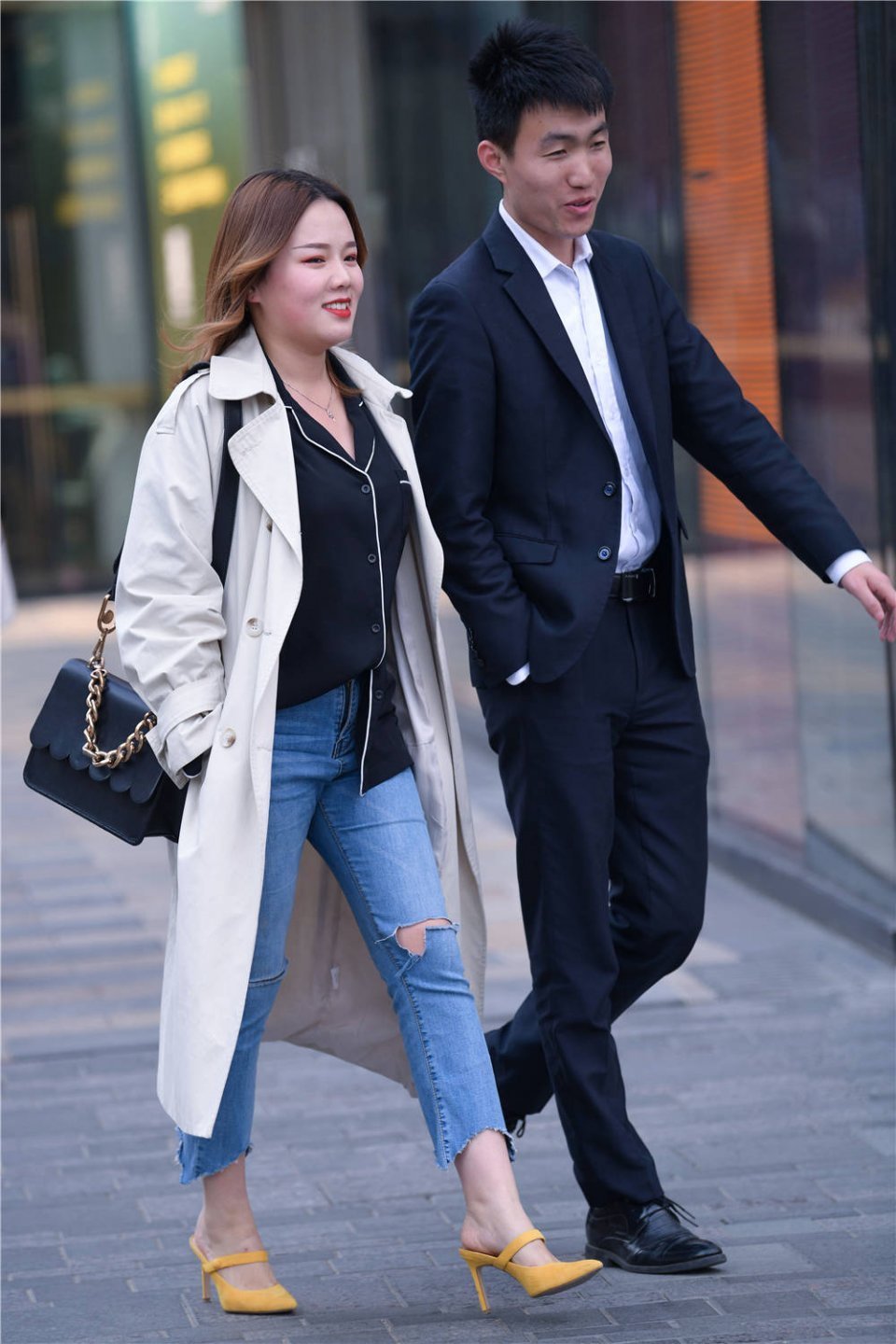 生活|街拍:七分紧身牛仔裤,搭配高跟凉拖,冬天还有不怕冷的姑娘