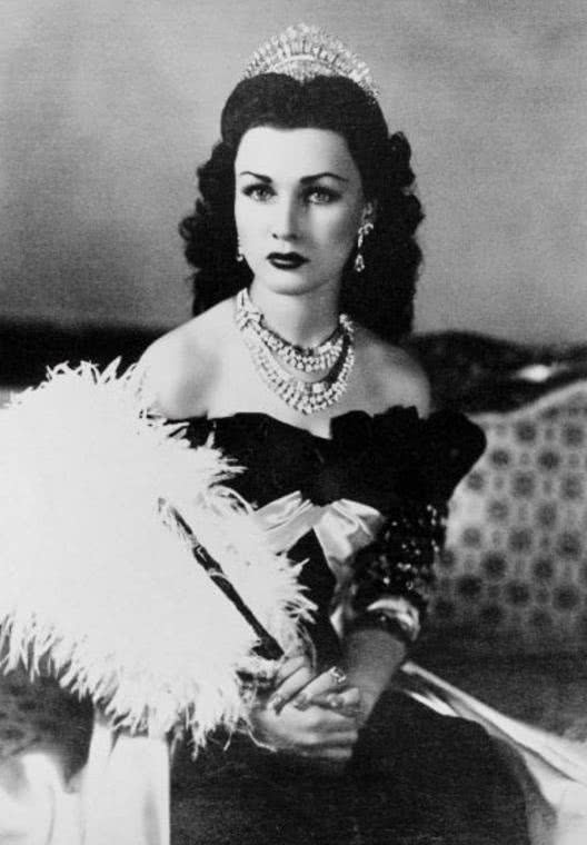 法丝亚公主|她风华绝代，颜值不输费雯丽，贵为埃及公主伊朗王后，却晚景凄凉