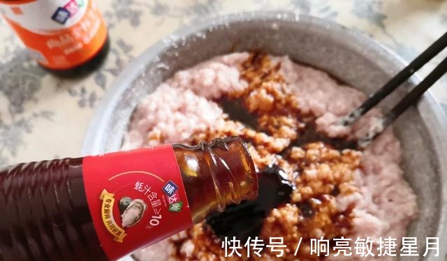 天气冷了,来一个热乎乎的肉包子,越嚼越香全身都暖和了,舒服啊!