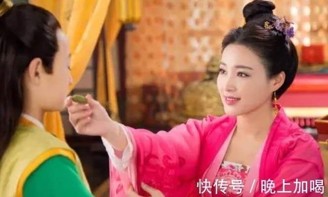 女性!古代女子用胭脂伪造酒窝,外国女性则用酒窝制造器,美丽不分国界