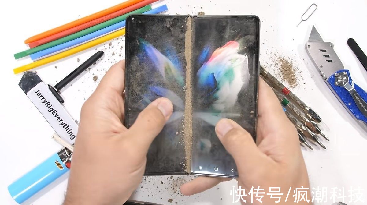 铰链|刀刮火烧沙土磨，极端测试三星Galaxy Z Fold3显示屏和铰链耐用性