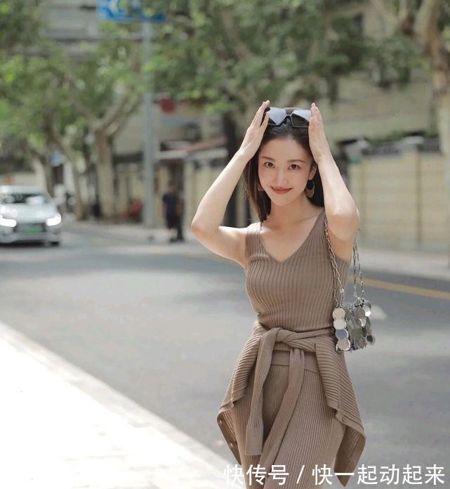 服装 越来越流行极简风穿搭,简简单单的穿搭风格,精致又高级