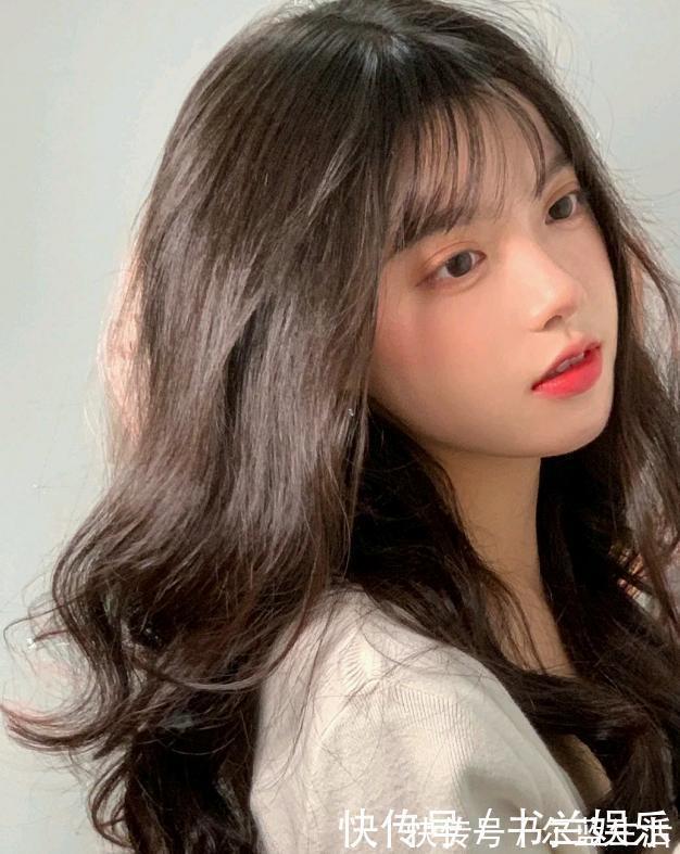 头发|整体看起来很洋气的女人,选发型都会注意这3点,一下年轻好几岁