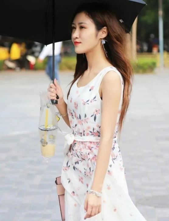 街拍:皮肤白皙的小姐姐,身穿束腰碎花连衣裙,甜美可爱