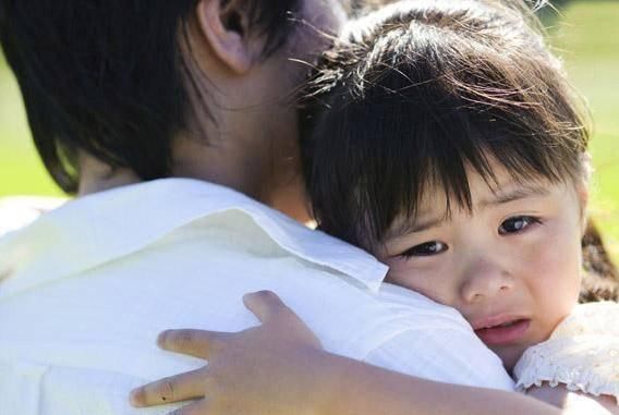 妈妈|看到妈妈坐在爸爸腿上,1岁女儿这吃醋的模样,让爸妈哭笑不得