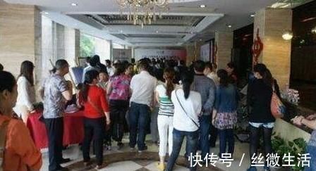 心理健康|48岁高龄产妇生下4胞胎,来了80多名家属,知道娃性别后全家笑翻