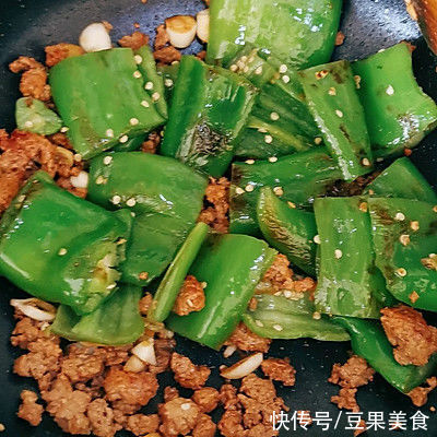 青椒|虎年大吉！下饭极品！肉末虎皮椒