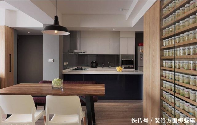 主卧房|91平工业风三居室,让人难以察觉主卧房入口门隐藏其中