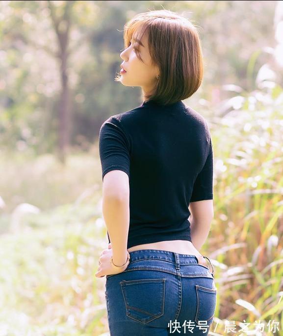 s型曲线 紧身牛仔裤搭配短衬衫，将小姐姐翘臀和细腰展现无遗，“s型曲线”非常美