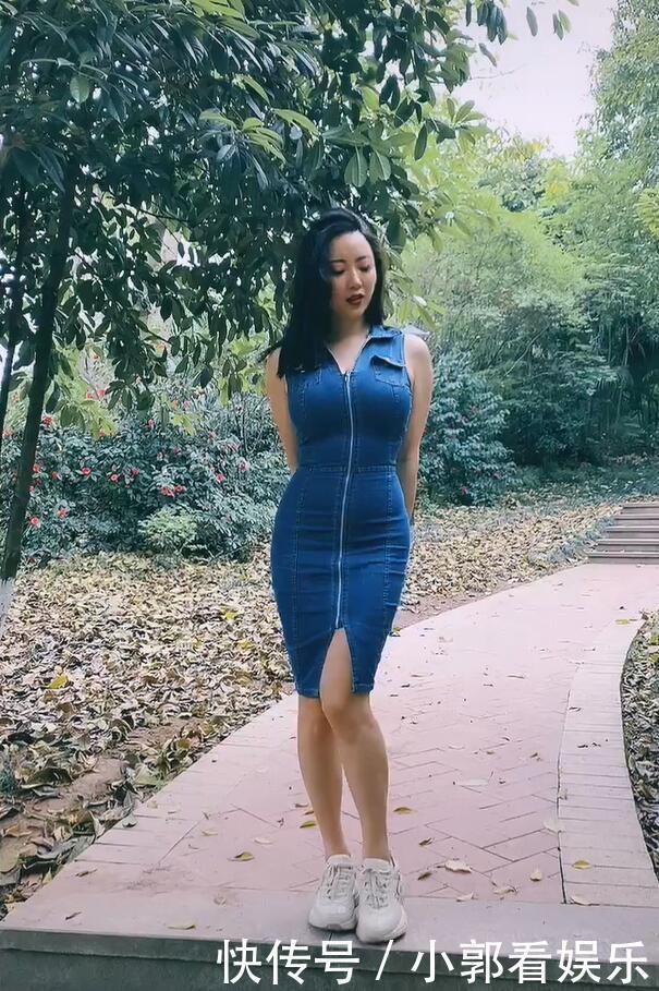 修身牛仔连衣裙搭配白色运动鞋,成熟稳重,飘逸美丽