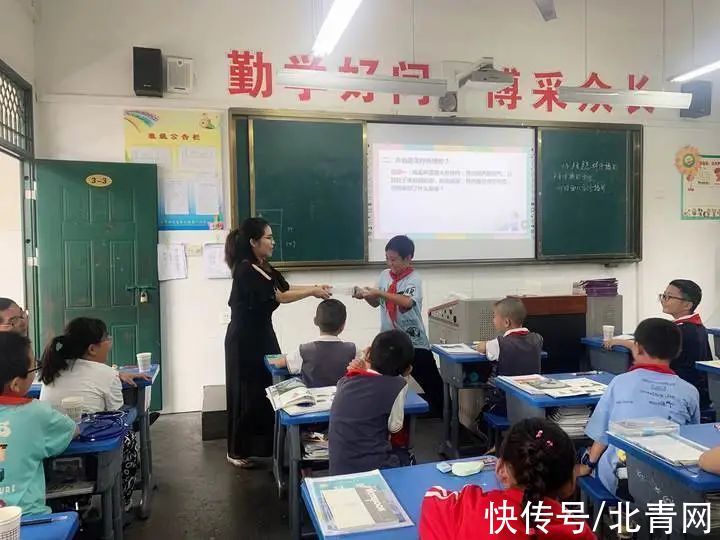 孩子|“我喜欢你，你不要走！”杭州90后女教师说“再见”，孩子们的举动让人看哭