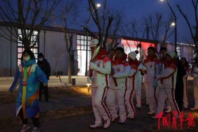 中青网|直击北京冬奥会火炬首钢园传递现场 多名火炬手与市民游客共赴冰雪之约