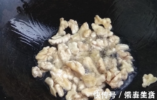 白发脱发|白发脱发的人别慌!学会这“菜”,隔三差五吃一些,护发乌发