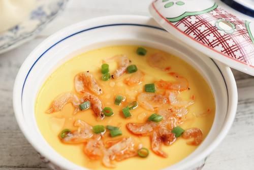  蒸鸡蛋羹，鸡蛋打散上锅蒸就外行了，掌握这3点，蛋羹嫩滑无蜂窝