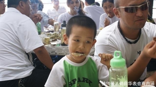 口臭|5种异常暗示娃或已积食,很多家长不知道!医生:难怪孩子长个慢