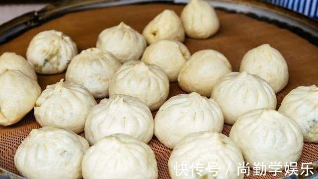 步骤|蒸白菜包子有诀窍，教你发面调馅对的做法，馅香皮软，一吃就上瘾