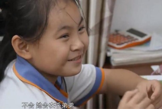 女儿|11岁“佣人女儿”引争议,家务多到做不完,亲妈却嘲讽:真磨蹭