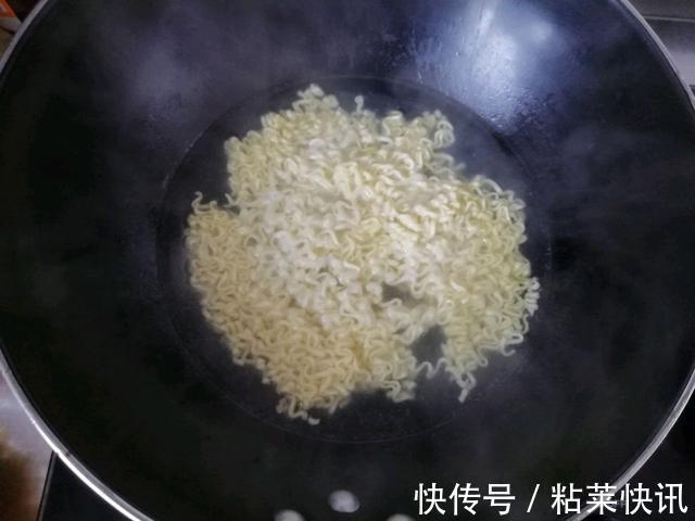家常版火腿鸡蛋炒面，泡面的神仙吃法，怎么吃都不腻
