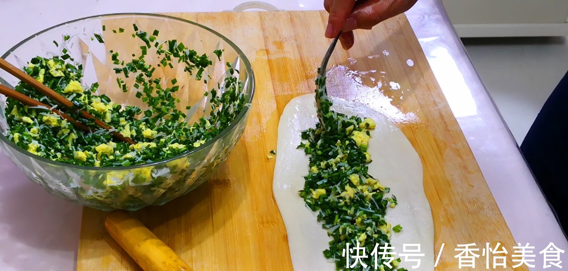 晓峰|韭菜盒子用冷水还是热水和面?学会这方法,皮薄如纸,凉了也很软