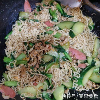 青菜肉丝|舌尖上的中国，青菜肉丝炒方便面能占一席之地