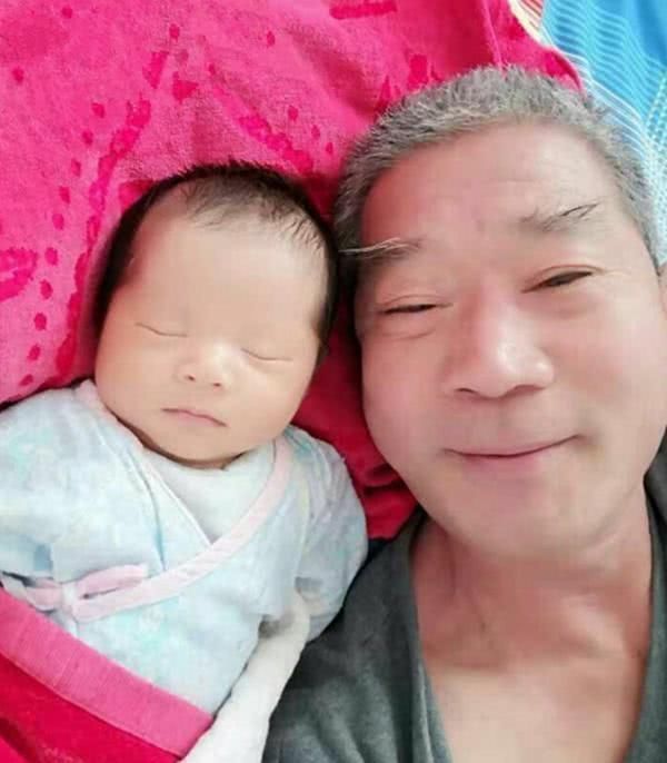 小网|67岁“超高龄妈妈”产女后续,女儿成为小网红,夫妻俩人气爆棚