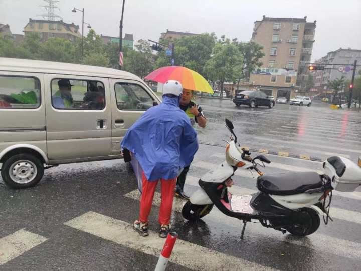 电瓶车|一线直击·临平丨民警雨中开车送外卖 背后有个暖心故事