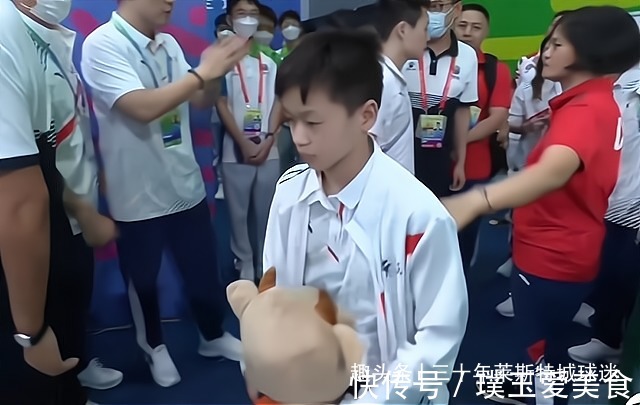 广东队|全红婵太逗！队友为夺冠庆祝，她却抓着玩具不撒手，生怕被人抢走