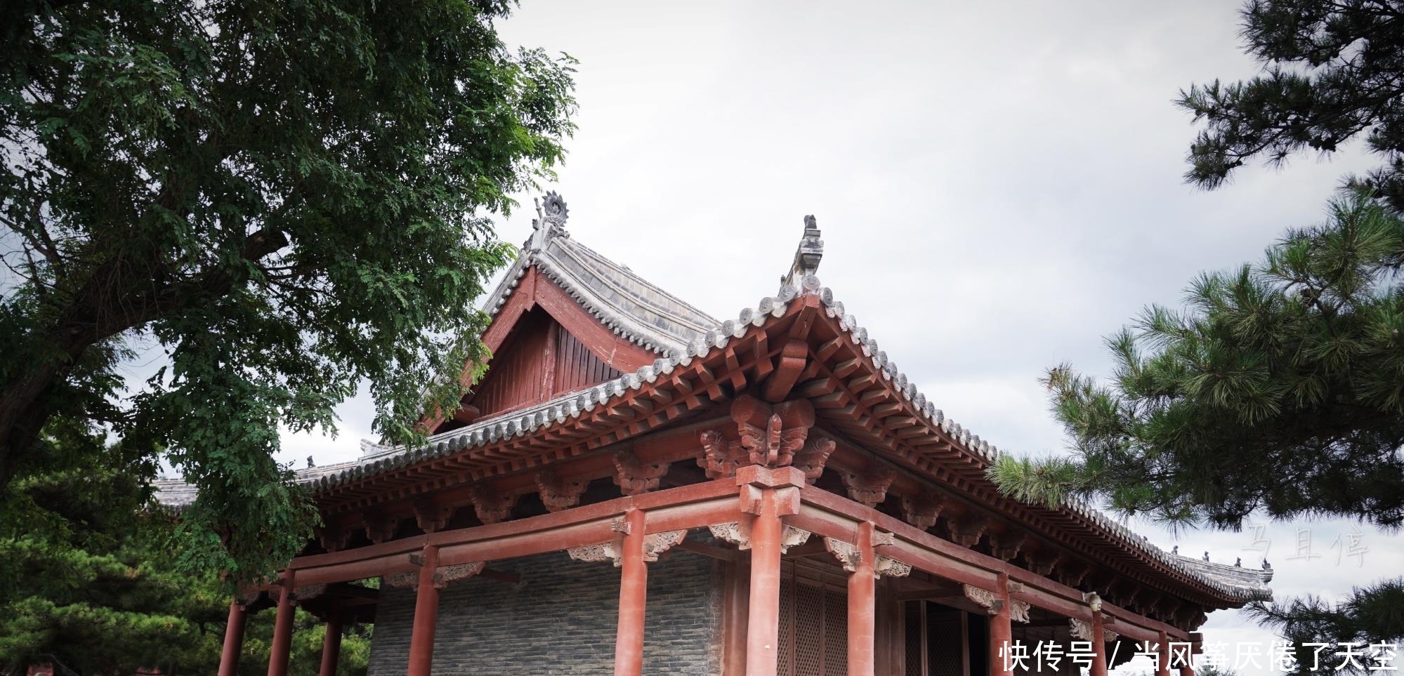 辽宁小城有一古寺, 经历五次大难千年不倒, 面阔九间为中国第一佛殿