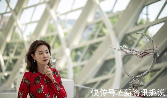 tips 央视女主持刘芳菲真有雅兴,穿白裙戴礼帽逛酒吧,侧颜红唇太惊艳!