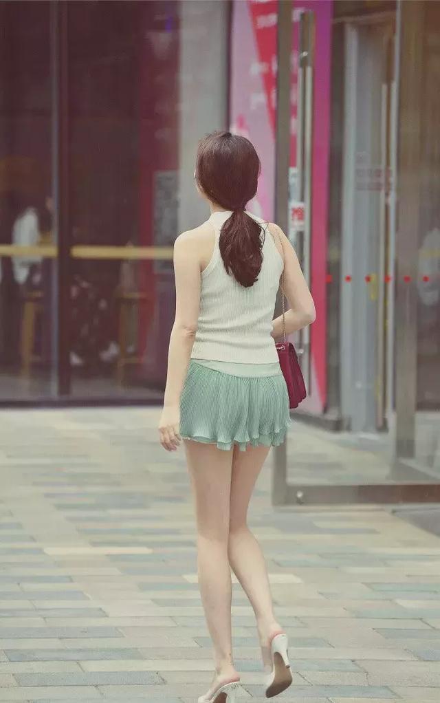 街拍：芳香袭人的美女，身穿吊带连衣裙，气质十足