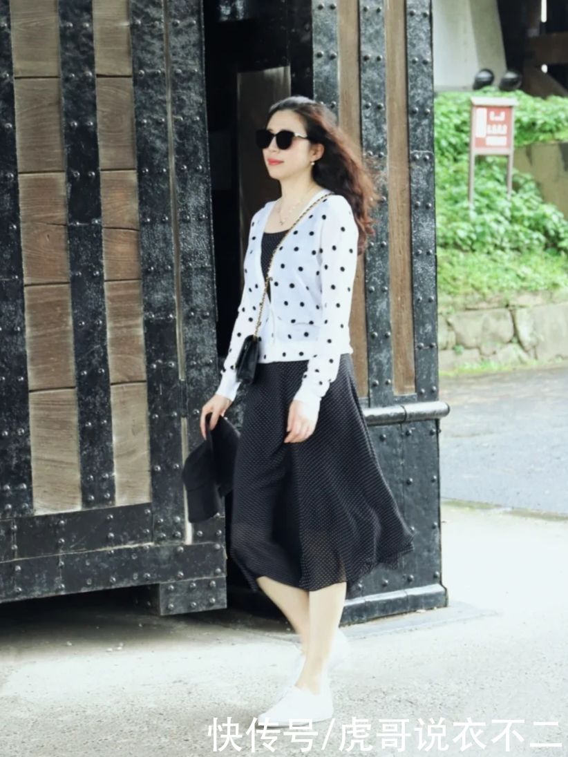 气质|品味出众的50岁女人，夏季穿衣都有这4个共同点，简约优雅显气质