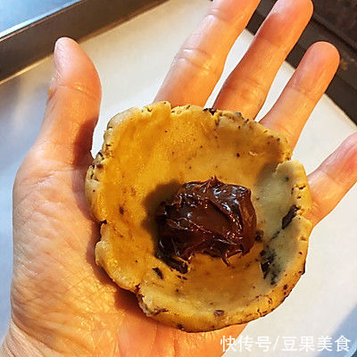 别怪我没提醒你,这道榛果巧克力熔岩软饼一吃就上瘾