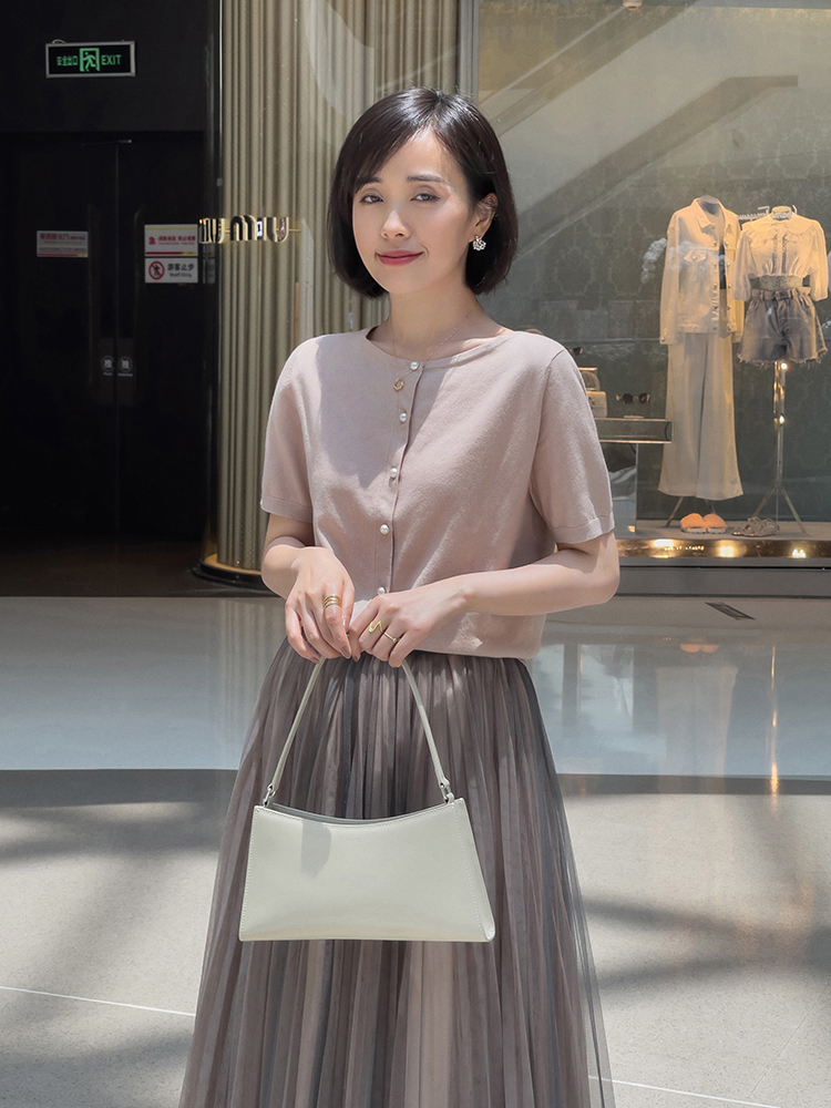 搭配|夏季,如何穿出气质女神范,针织衫搭配半身裙简约高级,清爽干练