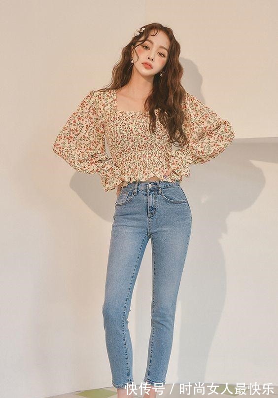 容貌 大脸的女生除了发型之外,上衣款式也很重要,这三件拒绝容貌焦虑!