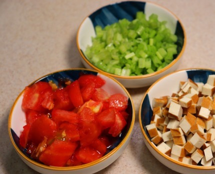 面疙瘩别用筷子搅了，一个塑料瓶就搞定，1分钟做一大盘，太实用